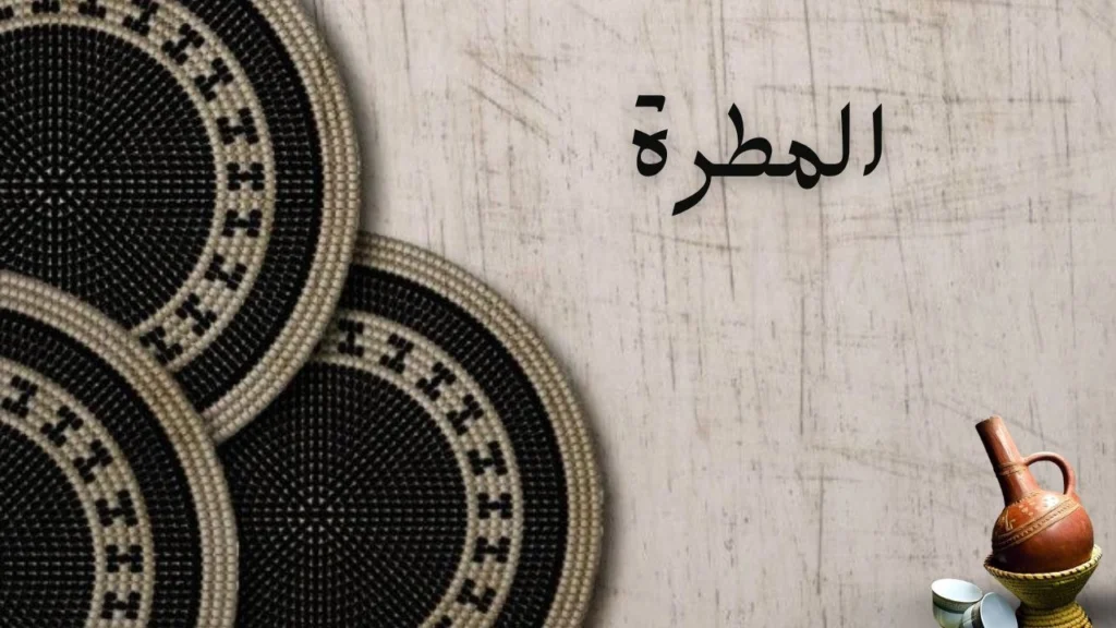 غلاف قصيدة المطره تصميم بصري يعكس أمطار غزيرة على حي سوداني شعبي مع طين ومنازل قديمة وأجواء حنين ودراما إنسانية