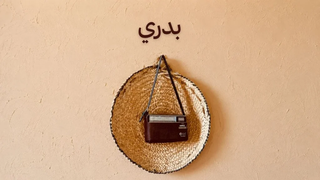 غلاف رومانسي مستوحى من أجواء الفجر السوداني، حيث يمتزج صوت القمرية بنسيم الصباح وحنين العشاق في مشهد دافئ ومليء بالشوق