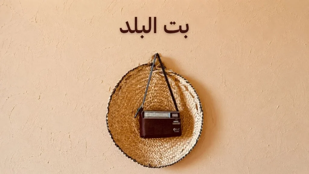 غلاف سوداني تراثي يعبر عن فتاة سودانية أصيلة داخل أجواء الحافلات الشعبية، بإحساس من الهيبة والحياء والاعتزاز بالعادات والتقاليد