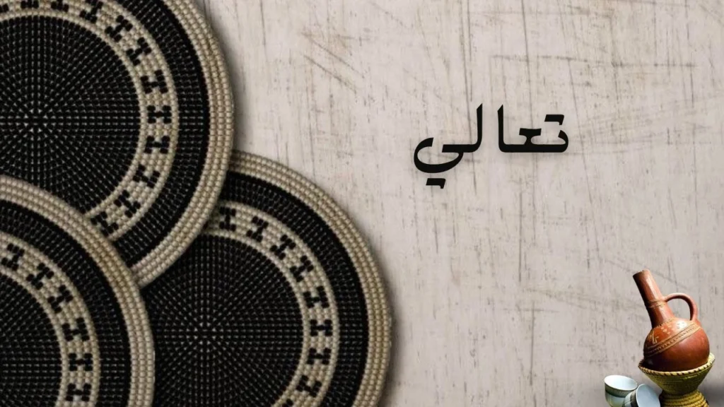 مشهد شاعري لليل سوداني هادئ تتداخل فيه الأشجار والبحر والضوء الخافت، مع امرأة تقف وسط الأفق في أجواء مليئة بالشوق والأغنيات والحنين.